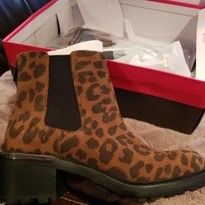 Vince Camuto  Chelsea Boots - Kelivena Women Size 9 - New No Tags